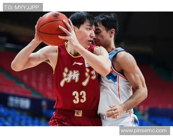 重庆篮球队在精英赛中以70分稳居积分榜首位展现强劲实力 重庆篮球队在精英赛中以70分稳居积分榜首位展现强劲实力